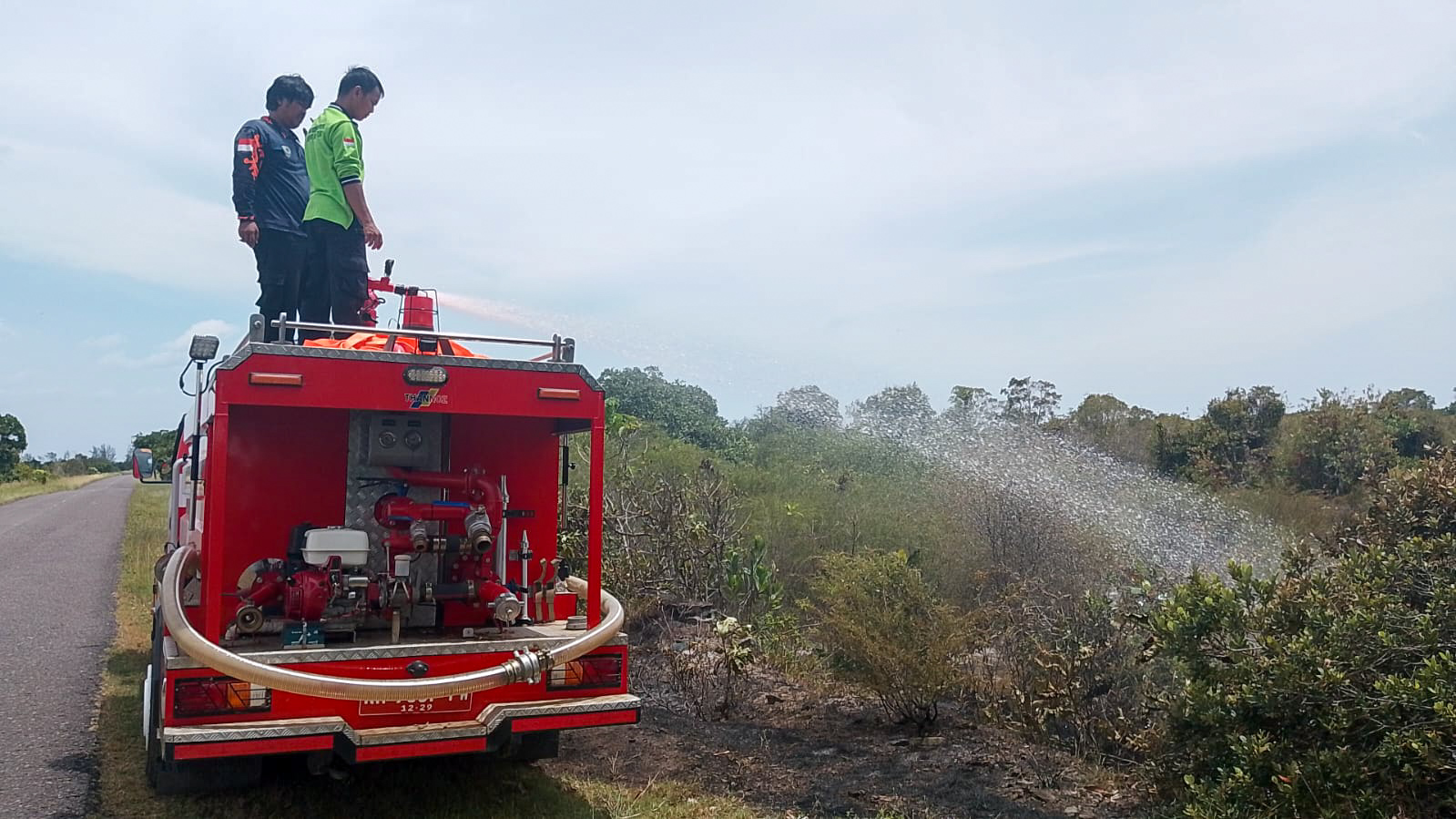 : Penanganan kebakaran lahan di dekat jalan lintas Sampit-Kuala Pembuang, Jumat (23/1).