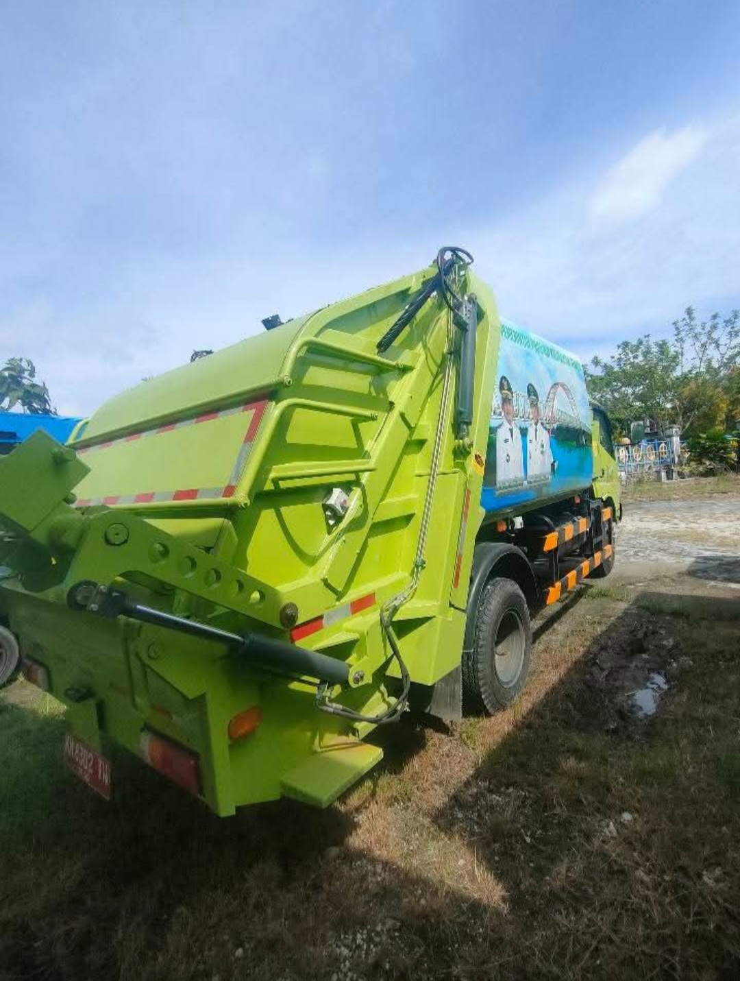 Truk pengelolaan sampah yang merupakan bantuan dari Pemprov Kalteng terparkir di halaman kantor DPLHKP setempat, Rabu (21/1).