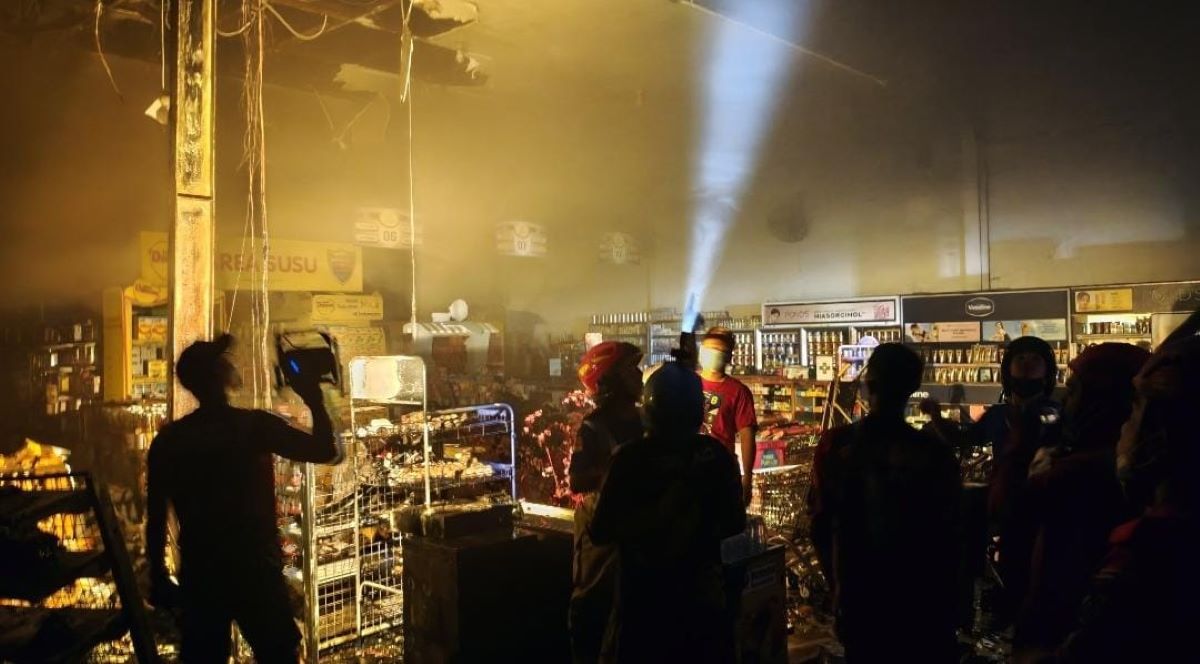 KEBAKARAN: Petugas Damkar memeriksa bagian dalam Borneo Swalayan, yang terbakar, Kamis (22/1/2026) malam pukul 23.15 WIB. FOTO: IST/RADAR SAMPIT