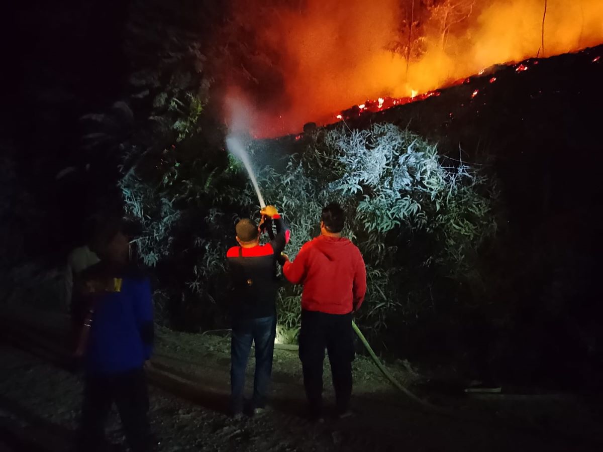 PADAMKAN API : Tim gabungan berupaya memadamkan api yang menghanguskan kawasan Tahura Lapak Jaru Kuala Kurun, Kamis (23/1/2026) petang. FOTO : POLRES GUMAS/RADAR SAMPIT