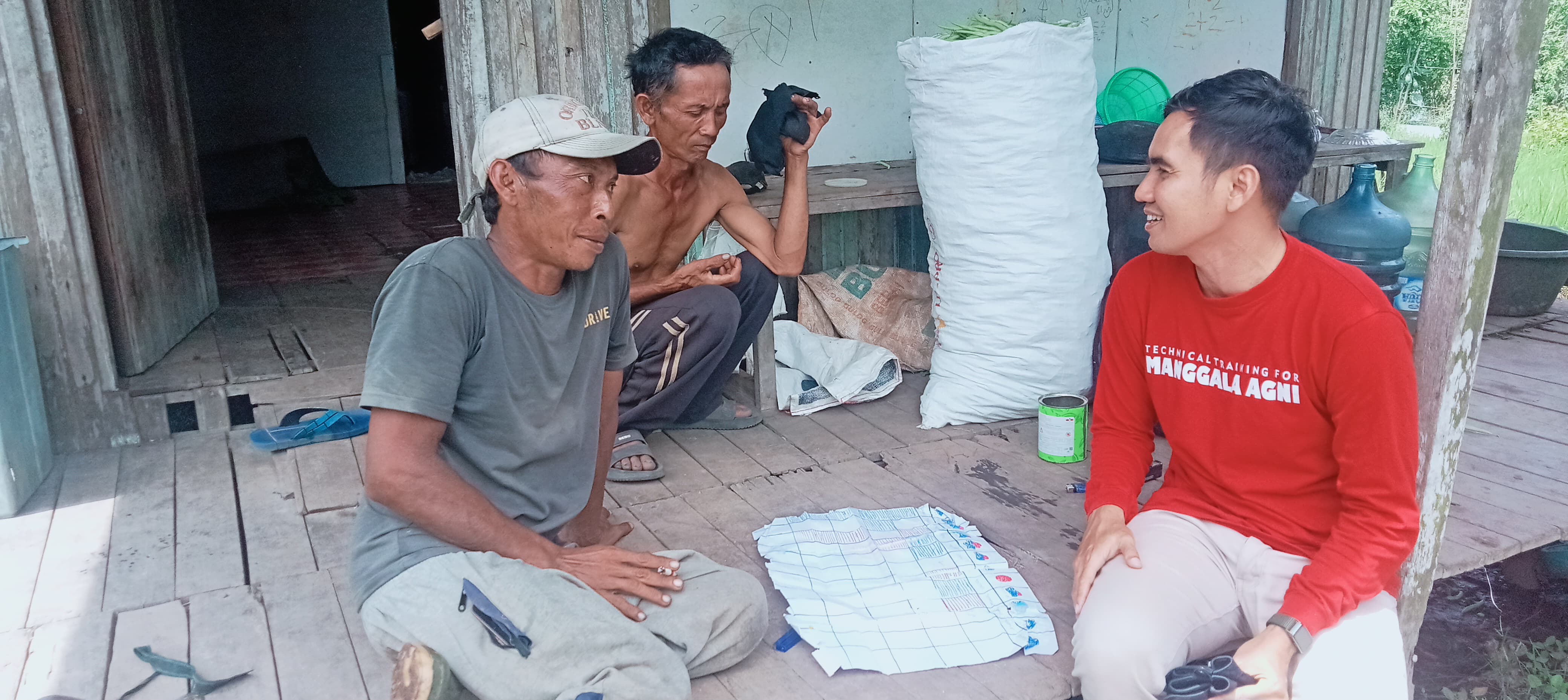 Manggala Agni Pendamping Desa saat berdialog dengan warga Desa Bangkuang Makmur, Kecamatan Mentawa Baru Ketapang, terkait pencegahan kebakaran hutan dan lahan. (Manggala Agni)