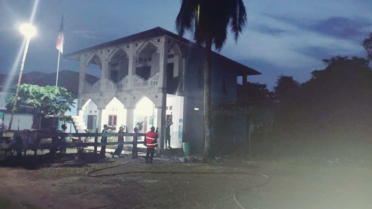 TERBAKAR: Regu Damkar Seruyan bersiap lakukan pemadaman pohon kelapa yang terbakar di samping bangunan Ponpes Pak Naik, Jalan Pemuda, Kuala Pembuang II, Kamis (22/1/2026) petang.