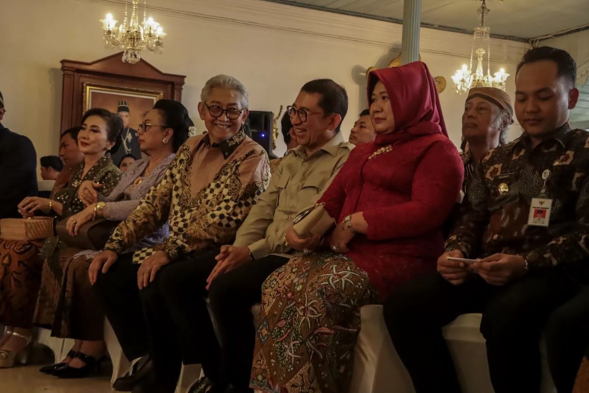 KGPA Tedjowulan bersama Menteri Kebudayaan Fadli Zon di Keraton Solo. (M Ihsan/Radar Solo)