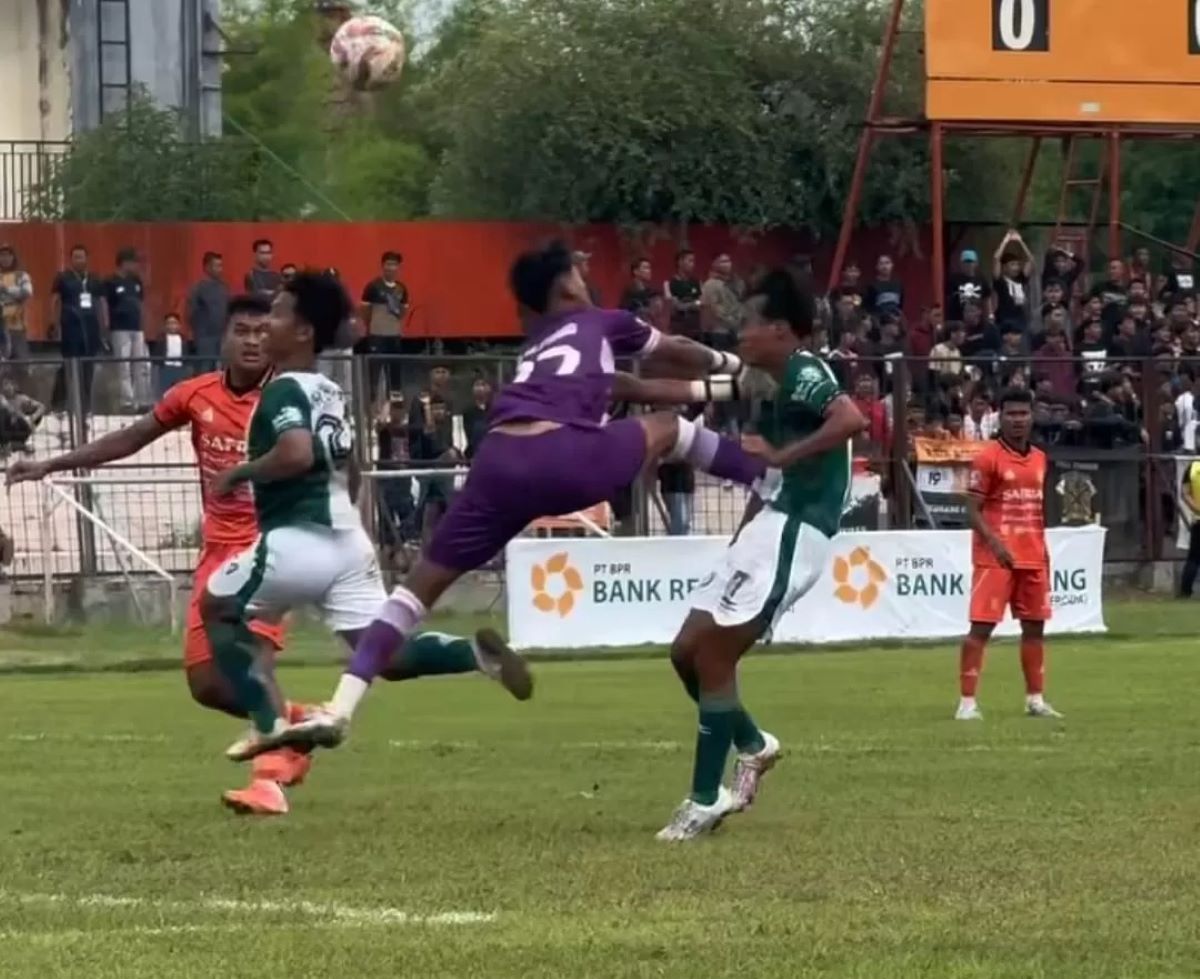 BERBAHAYA : Momen tendangan keras kiper PSIR Rembang ke pemain Persikaba Blora yang berujung sanksi seumur hidup.