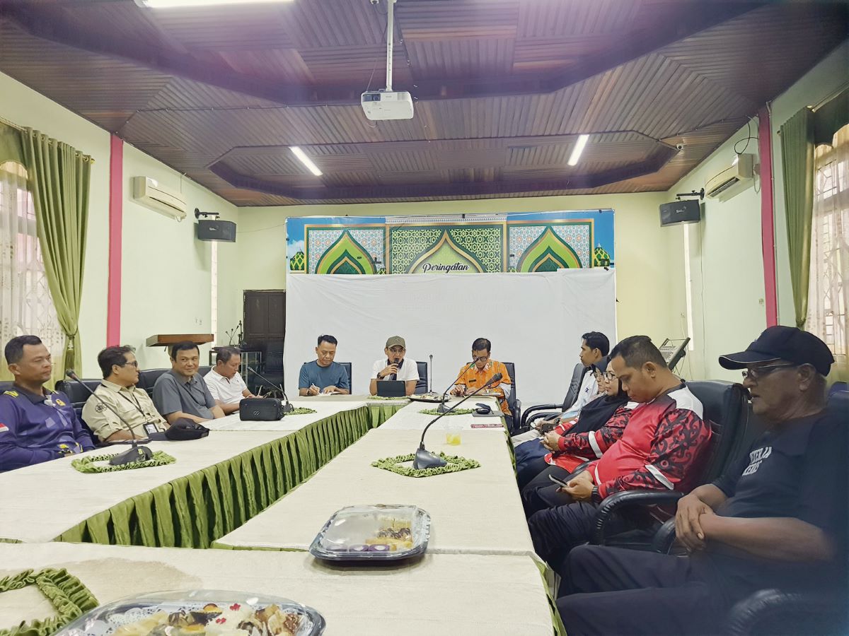 RAPAT : Plt Kepala DCKTRP Kotim, Mentana Dhinar Tistama saat memimpin rapat bersama jajaran, Jumat (23/1/2026). FOTO: HENY/RADAR SAMPIT