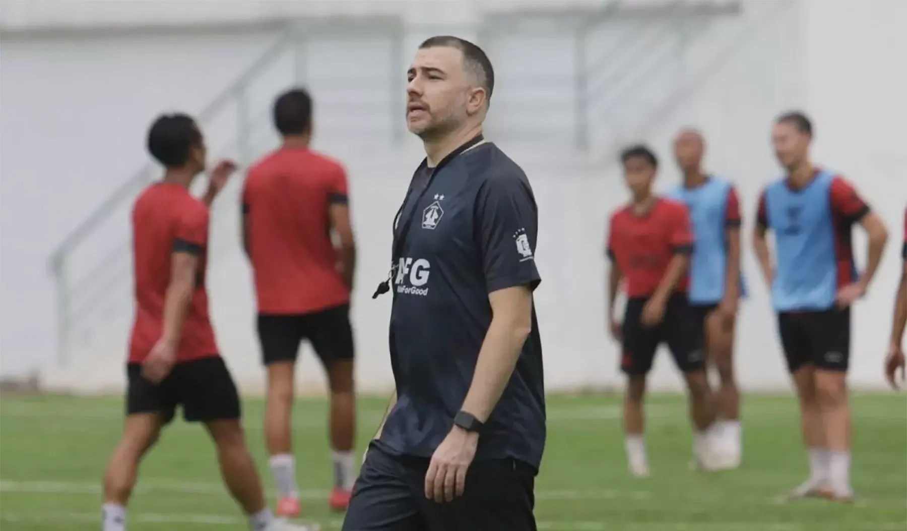 Pelatih Persik Kediri Marcos Reina Torres memimpin latihan di Stadion Gelora Daha Jayati, Kabupaten Kediri, Jawa Timur, Senin (8/12/2025). (Dok. Antara)