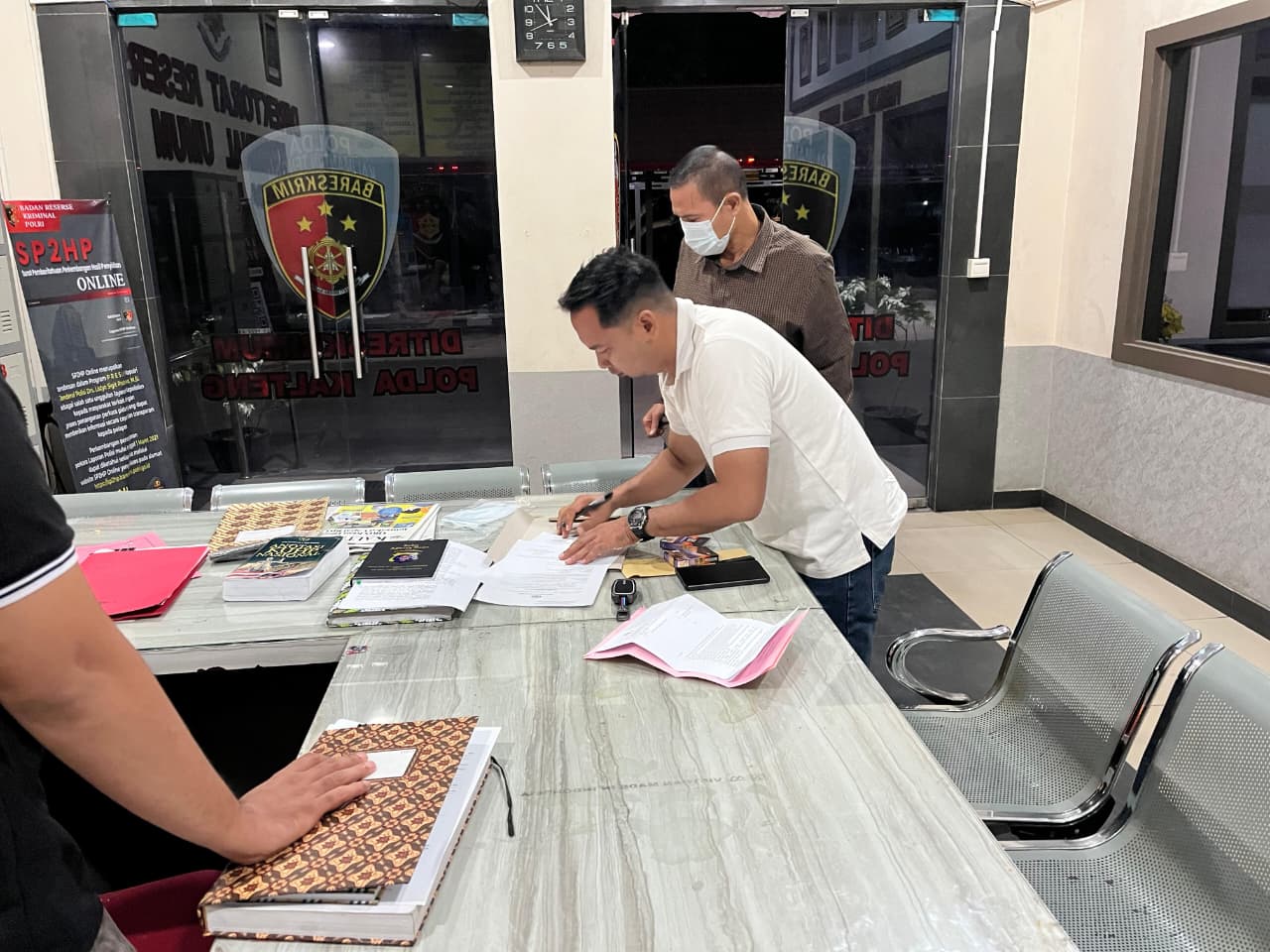 Rudiyanto (51), tersangka kasus dugaan pemalsuan surat, akhirnya bisa menghirup udara bebas.