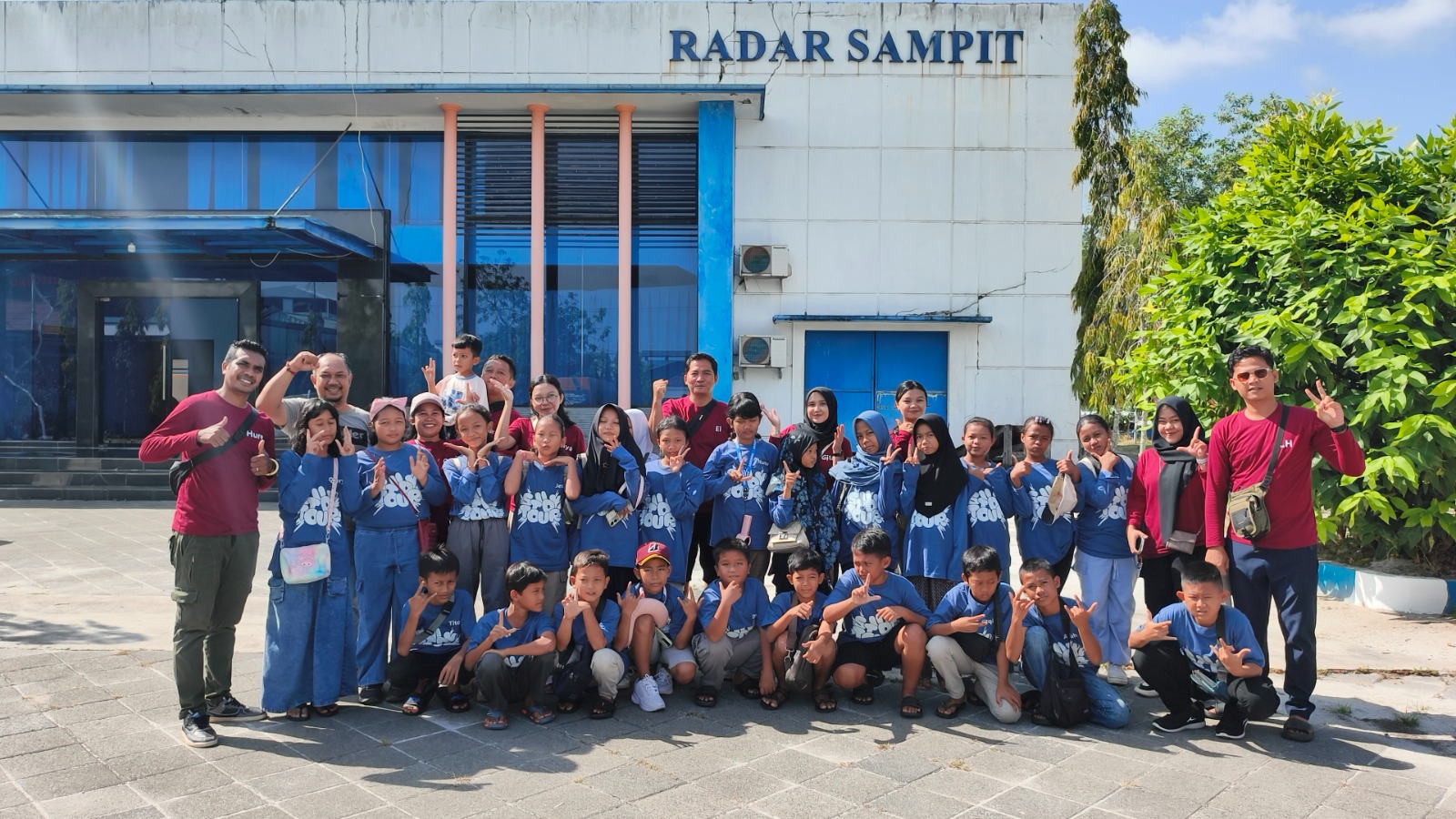 PERKUAT LITERASI: Kepala Sekolah SD Eka Tjipta Tajur Beras Marieli, dewan guru dan anak didik saat berkunjung ke Kantor Radar Sampit, Sabtu (24/1).&nbsp;DANY/RADAR SAMPIT