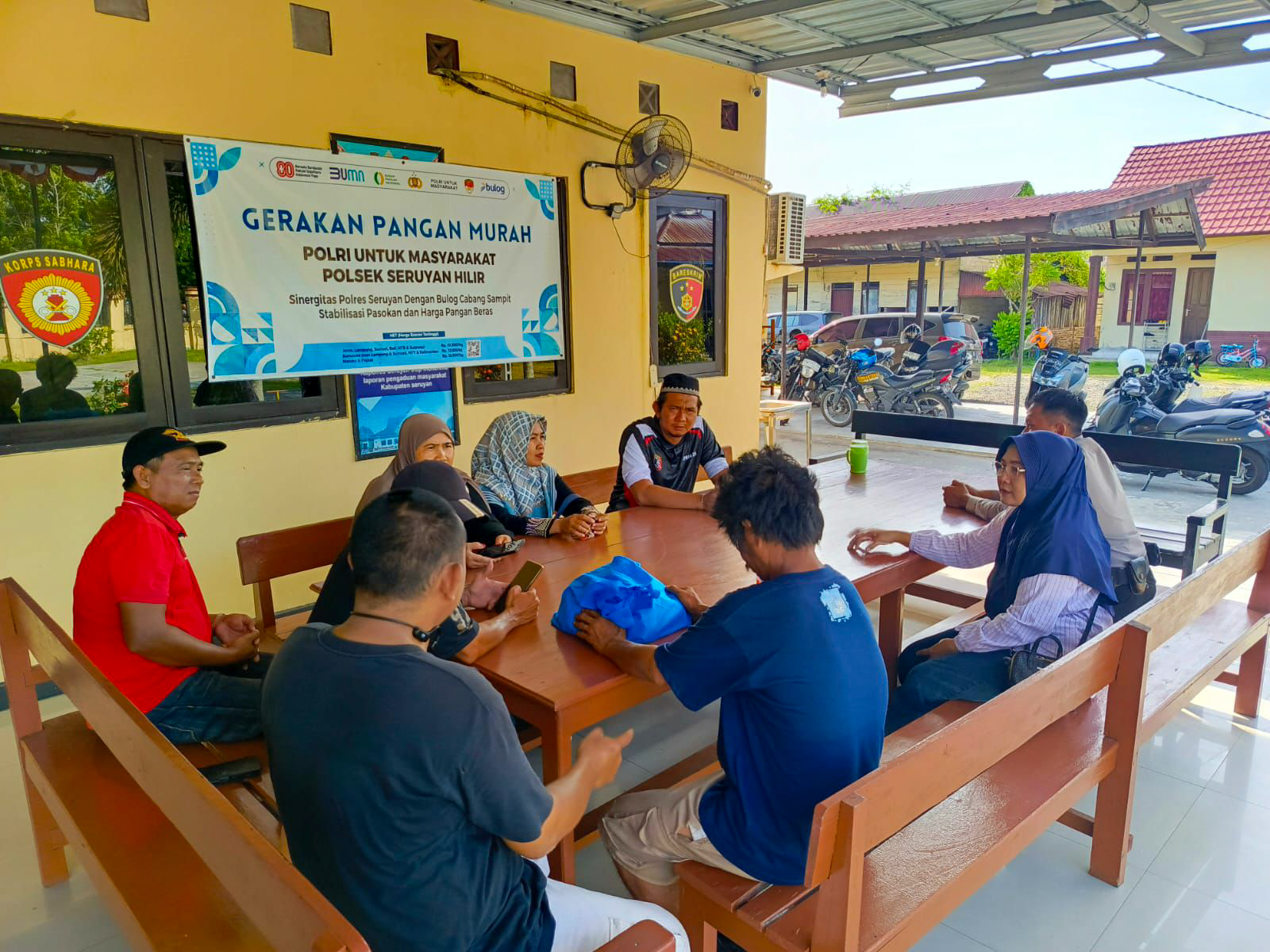 Petugas gabungan di Seruyan, ketika mempertemukan satu ODGJ dengan keluarganya yang datang menjemput dari Kecamatan Tualan Hulu, Kotim, Minggu (25/1).