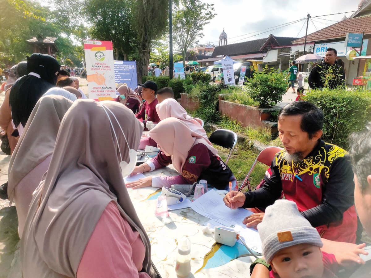 CEK KESEHATAN: Kepala Bidang Pencegahan dan Pengendalian Penyakit (P2P) Dinkes Kotim Nugroho Kuncoro Yudho saat melakukan pemeriksaan kesehatan gratis warga di Taman Kota Sampit, beberapa waktu lalu.