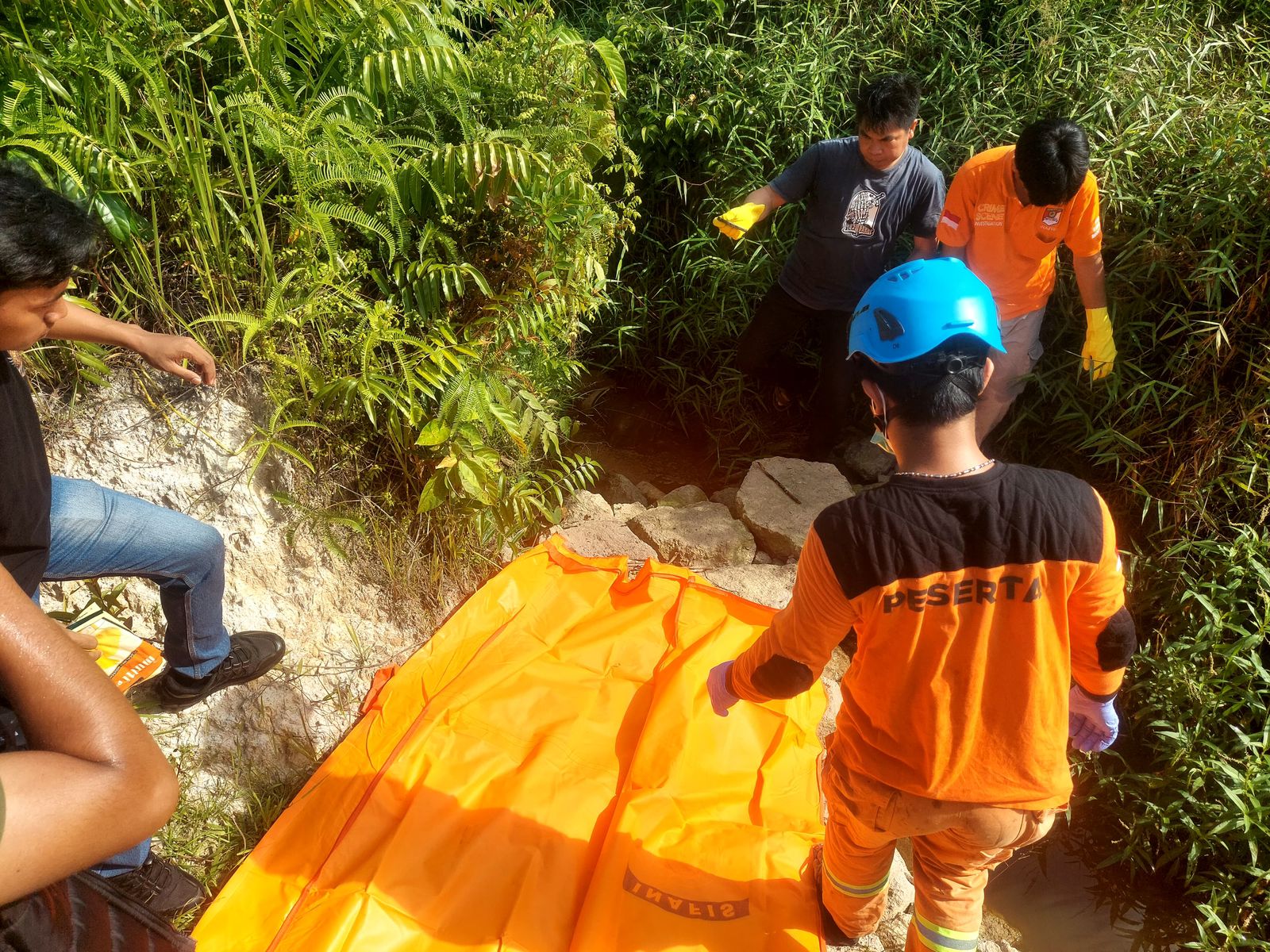 EVAKUASI: Petugas saat evakuasi mayat perempuan di parit Nanga Bulik, Lamandau, Minggu (25/1/2026) (Ria/Radar Sampit)