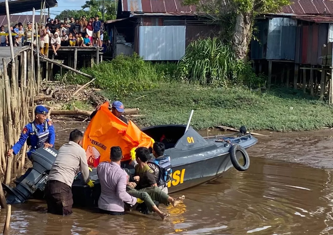 Petugas evakuasi jasad lansia di dekat pelabuhan Fery Pulang Pisau-Kalawa. (Polres Pulpis)
