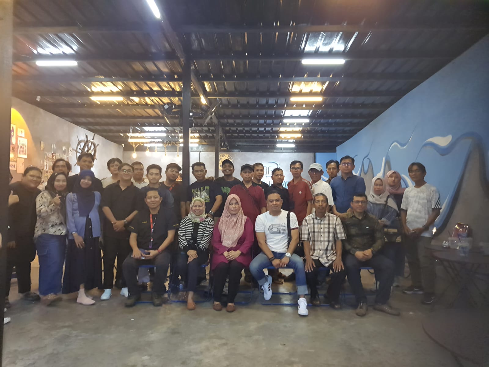 COFFEE SENJA : Pertemuan coffee senja yang diadakan Diskominfo Kotim bersama insan pers PWI Kotim di Cafe Two Plans Jalan Gatot Subroto, Sabtu (24/1).HENY/RADARSAMPIT