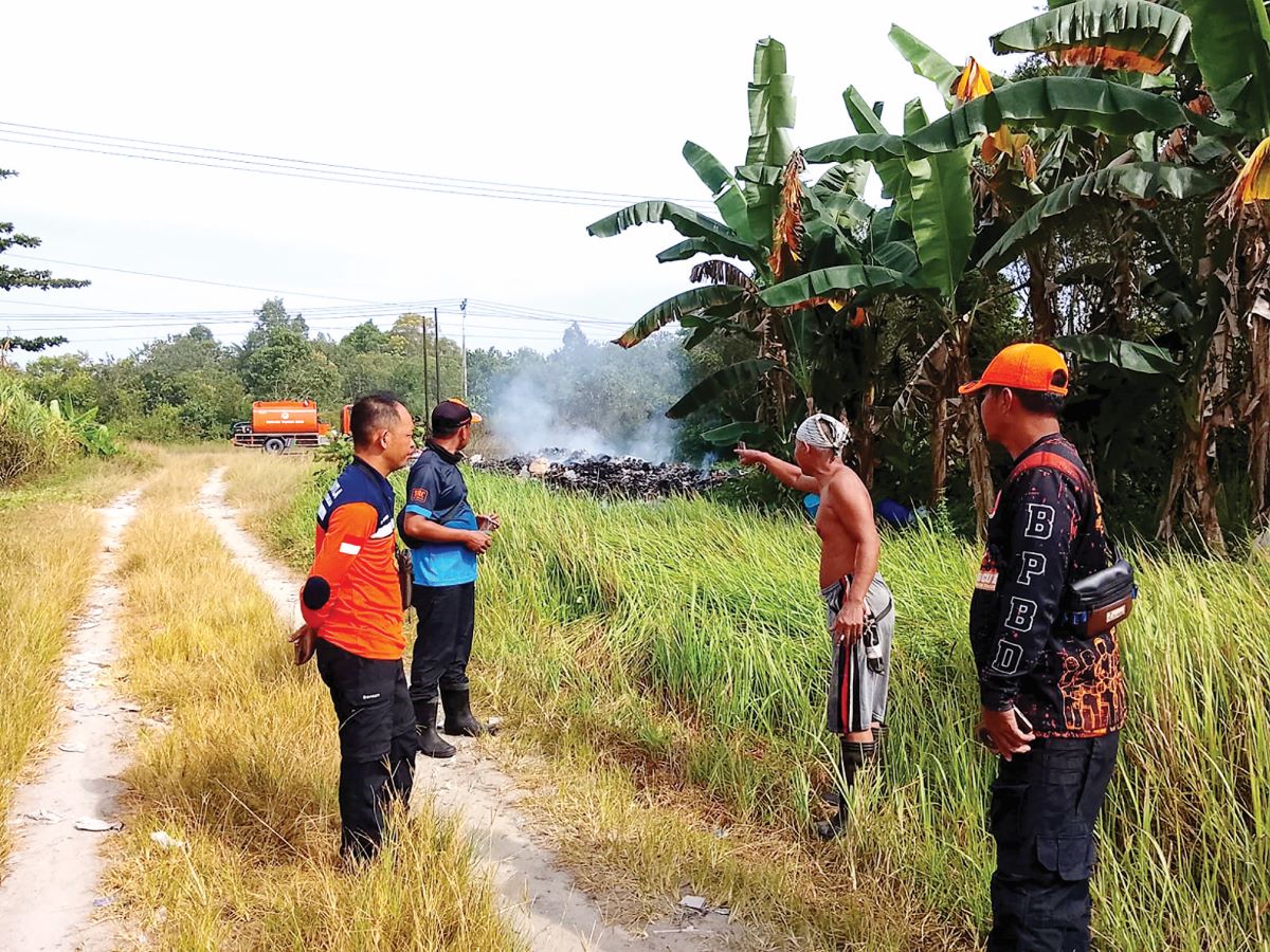 KARHAN: Petugas BPBD Kotim mendatangi Lokasi Kebakaran lahan di Poros Bagendang Hilir, Kecamatan Mentaya Hulu Utara, Jumat (23/1/2026) lalu. BPDB KOTIM/RADAR SAMPIT