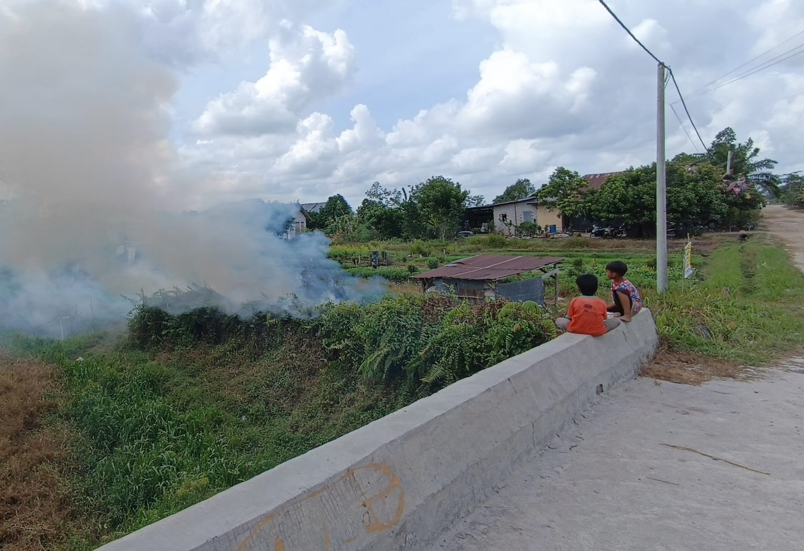 Kebakaran lahan di salah satu wilayah di Kecamatan Mentawa Baru Ketapang yang nyari meluas beruntung segera ada warga yang memadamkan, Minggu (25/1/2026). (Oes/Radar Sampit).  &nbsp;