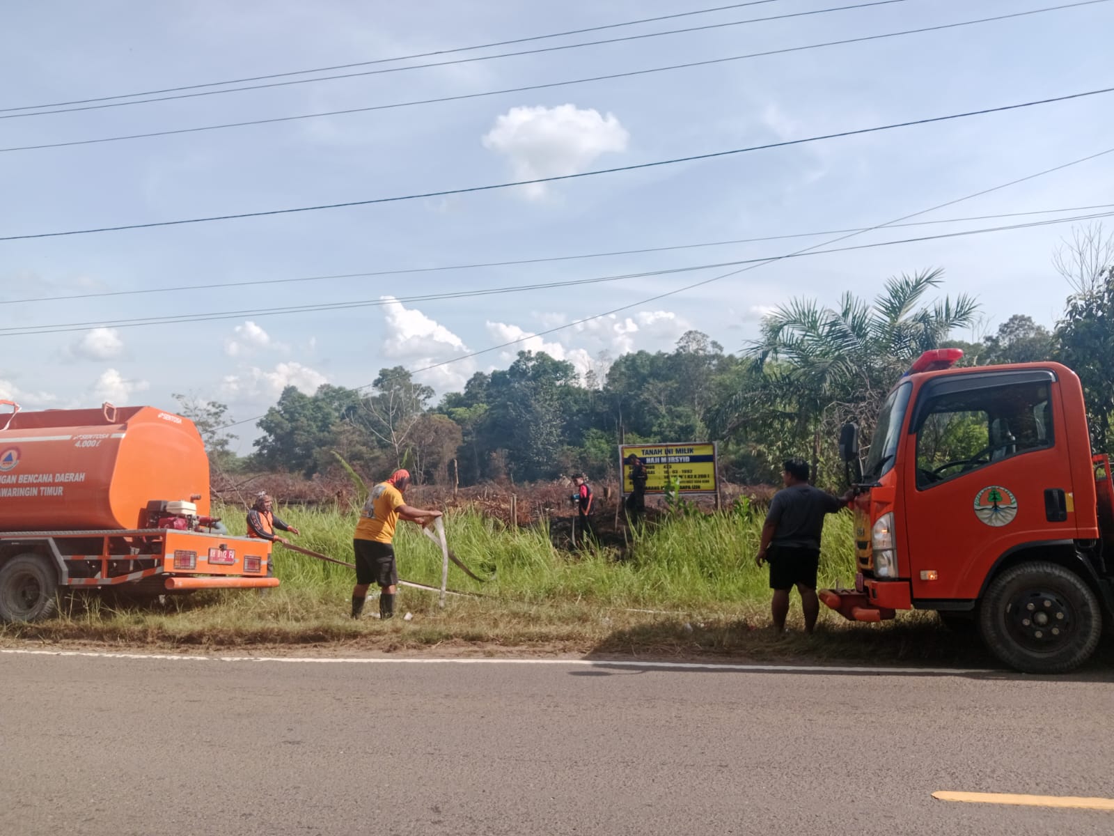 BPBD Kotim mengerahkan dua unit armada truk tangki untuk memadamkan kebakaran lahan di Jalan Jenderal Sudirman Kilometer 30, Minggu(25/1/2026). (TRC BPBD Kotim).