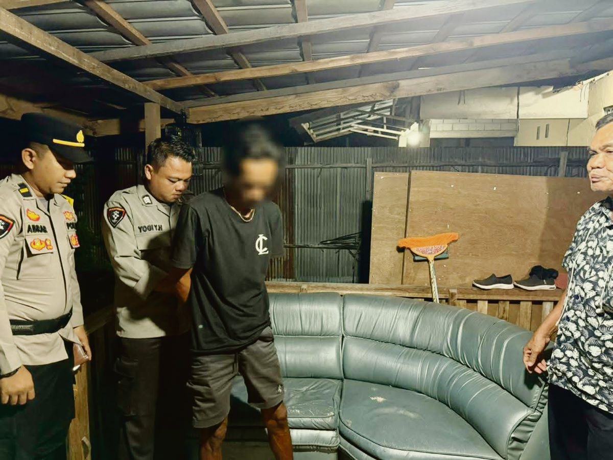 DIAMANKAN : Pelaku R diamankan petugas lantaran masuk pekarangan dan ketuk rumah warga Jalan Bukit Palangka, Kota Palangka Raya, Minggu (25/1/2026) dini hari. FOTO: IST/RADAR SAMPIT