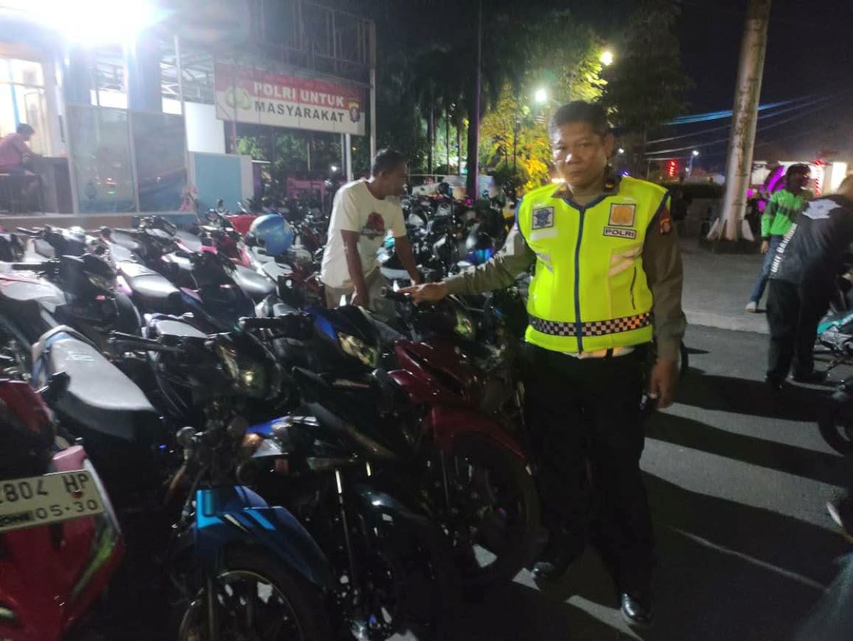 PATROLI MALAM: Satuan Lalu Lintas (Satlantas) Polresta Palangka Raya mengamankan 30 sepeda motor berknalpot brong. FOTO: IST/RADAR SAMPIT