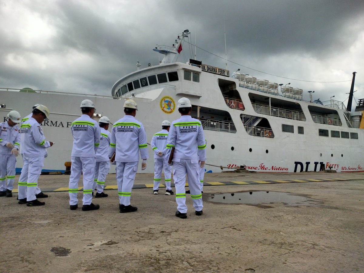 PENGECEKAN: Kepala KSOP Kelas III Sampit beserta jajaran dan tim saat akan melakukan ramp check  kapal penumpang yang sandar di Pelabuhan Sampit, beberapa waktu lalu.&nbsp;YUNI/RADAR SAMPIT&nbsp;