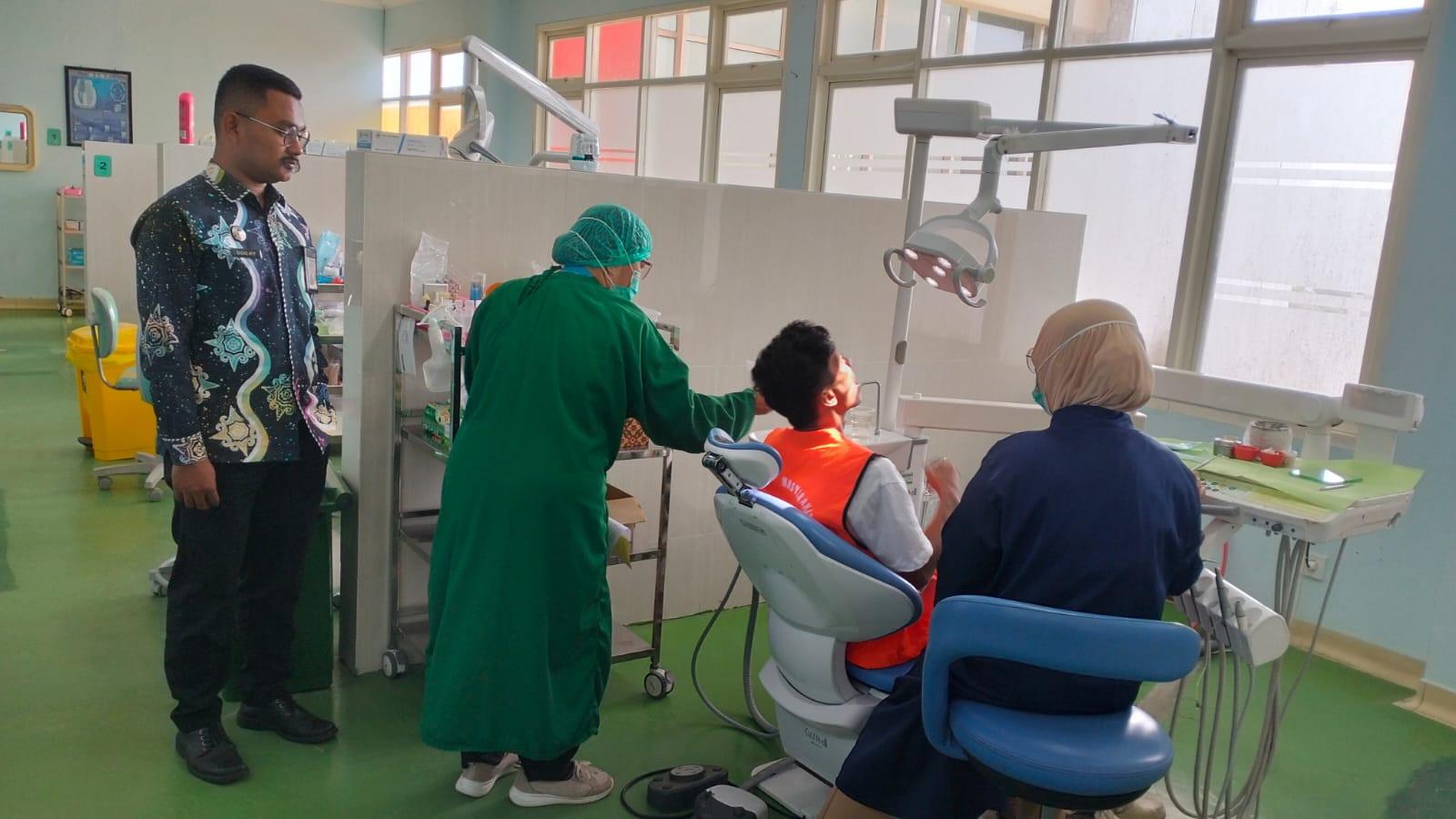 PERIKSA KESEHATAN: Seorang warga binaan saat menjalani pemeriksaan di RSUD dr Murjani Sampit, Jumat (23/1).
