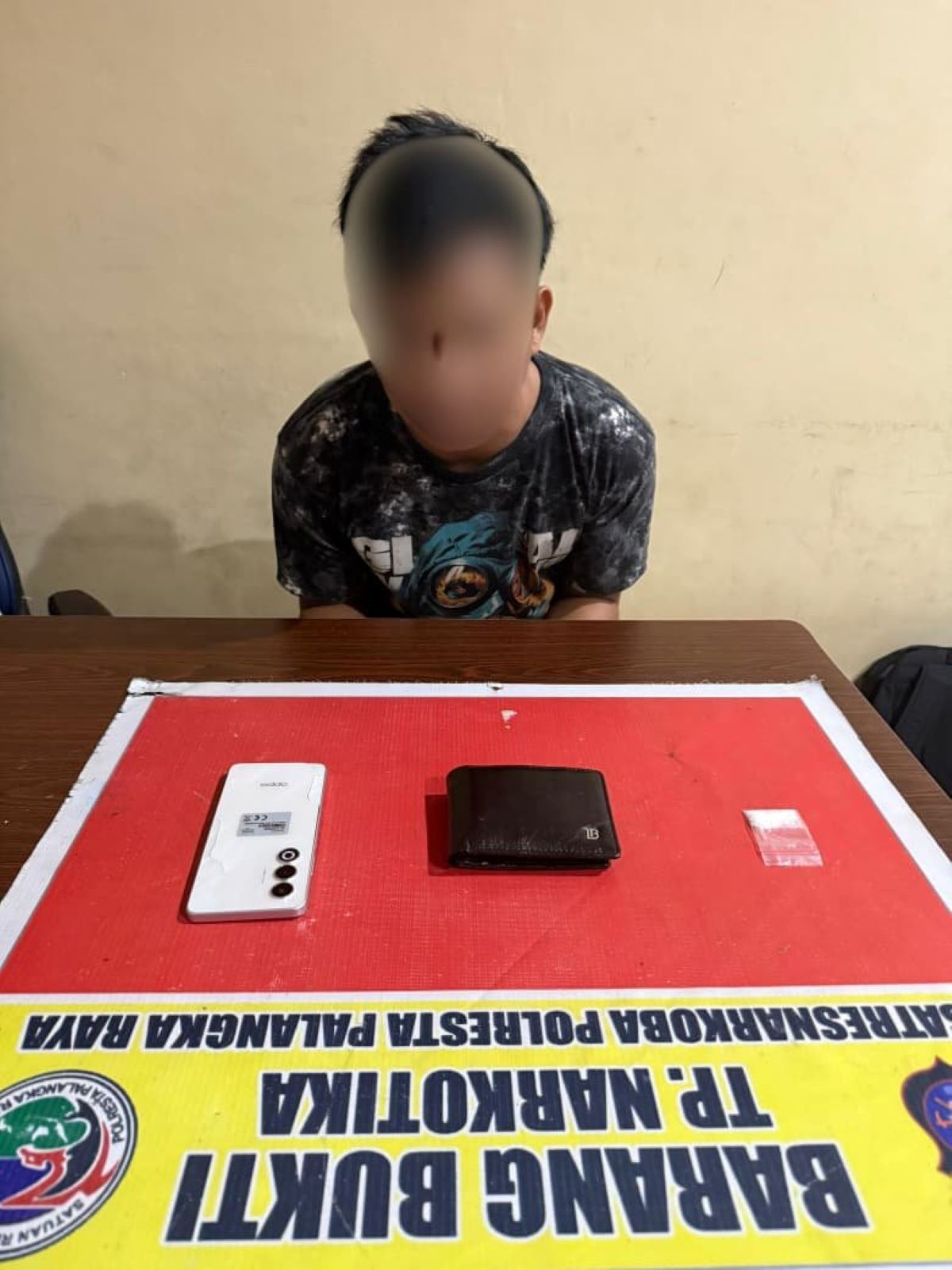 DIAMANKAN : Pelaku Y (22) bersama barang bukti sabu-sabu diamankan Mapolresta Palangka Raya. FOTO: IST/RADAR SAMPIT