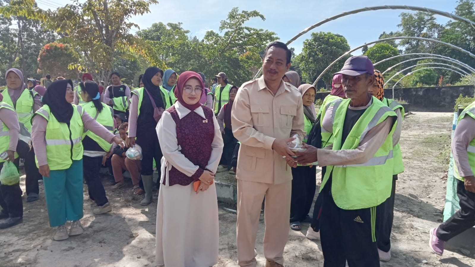 : Bupati Sukamara Masduki saat menyerahkan makanan tambahan dan suplemen bagi petugas kebersihan.