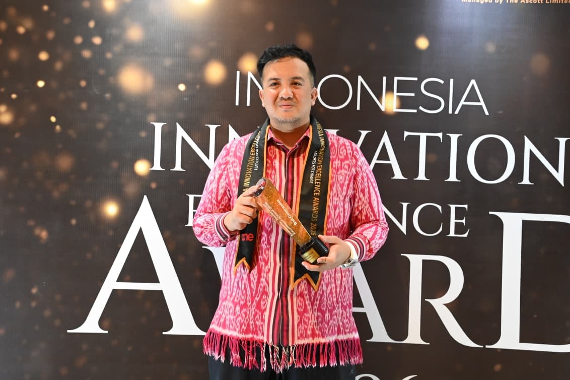 Bupati Lamandau Rizky Aditya Putra menerima penghargaan Indonesia Innovation Excellence Award 2026 di Bali.