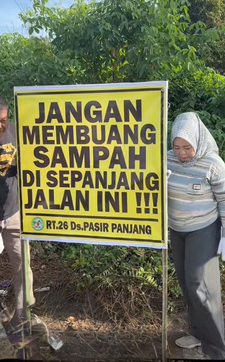 : Bupati Kotawaringin Barat memasang spanduk larangan buang sampah dan sanksi denda bagi pelaku pembuang sampah sembarangan, di kawasan Bundaran Obor, belum lama ini.