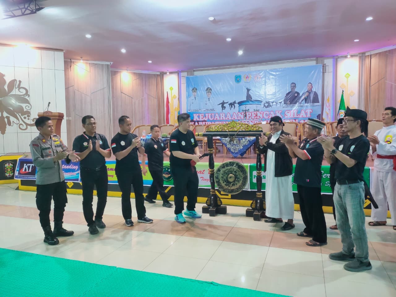 Bupati Lamandau pukul gong tanda ditutupnya kejuaraan pencak silat sekabupaten Lamandau.