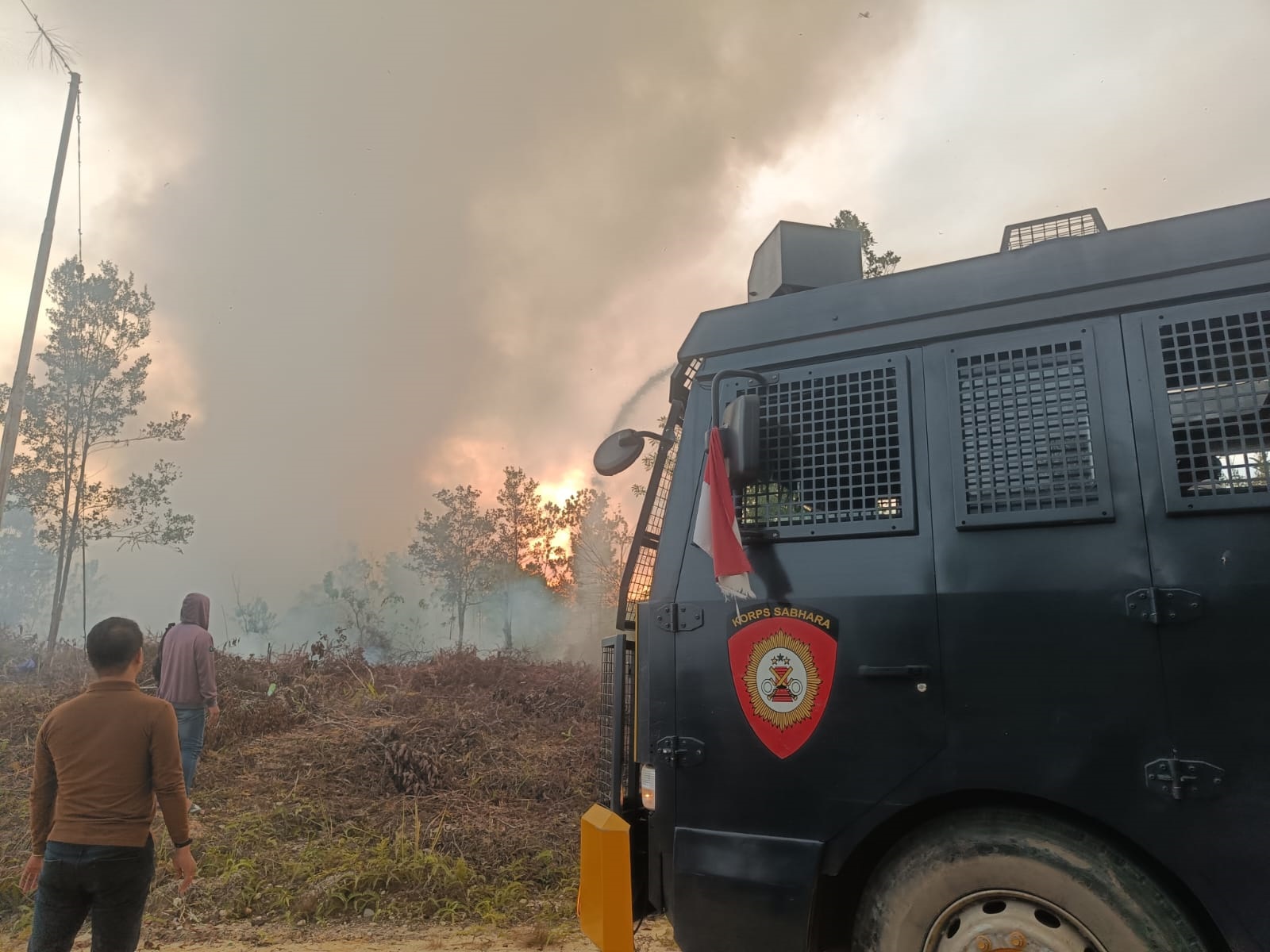 Tim gabungan ketika berusaha untuk memadamkan kobaran api yang membakar lahan, di Desa Penda Pilang, Kecamatan Kurun, Jumat (23/1).