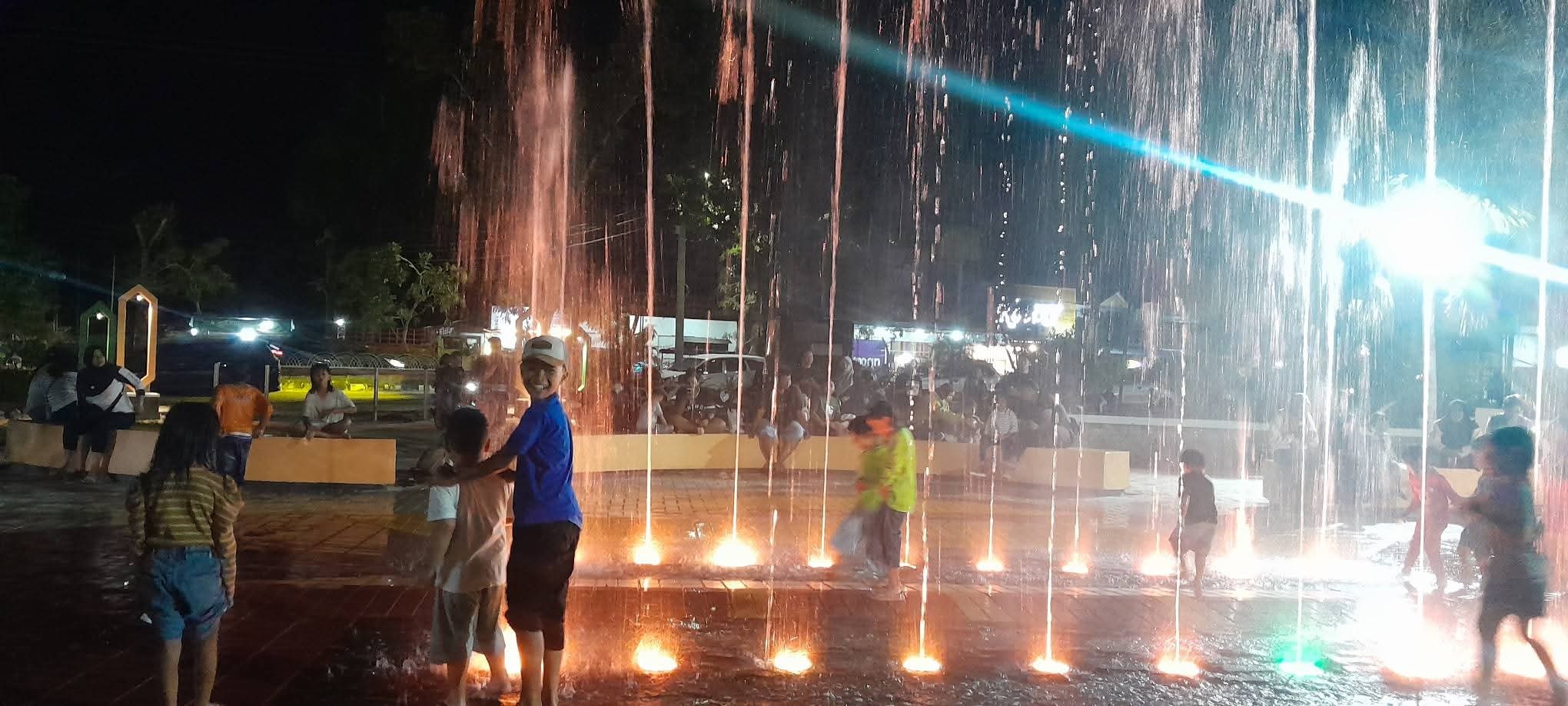Anak anak bermain di air mancur Taman Kota Manis Bundaran Pancasila Pangkalan Bun, Sabtu (24/1).