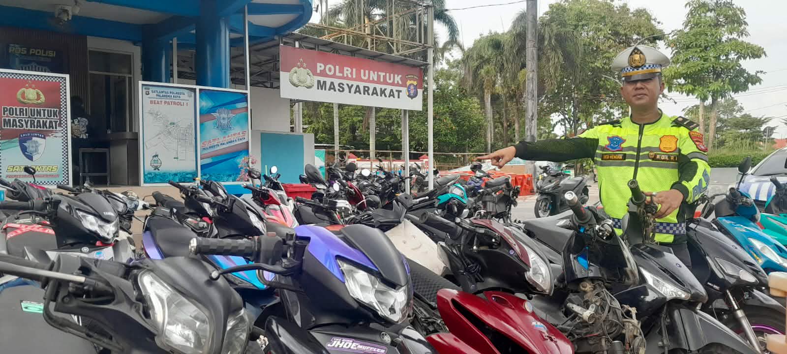 Kanit Patroli Satlantas Polresta Palangka Raya, Ipda Dedi Hendra Kurniawan memperlihatkan barang bukti ratusan motor yang berhasil diamankan dari aksi balapan liar.