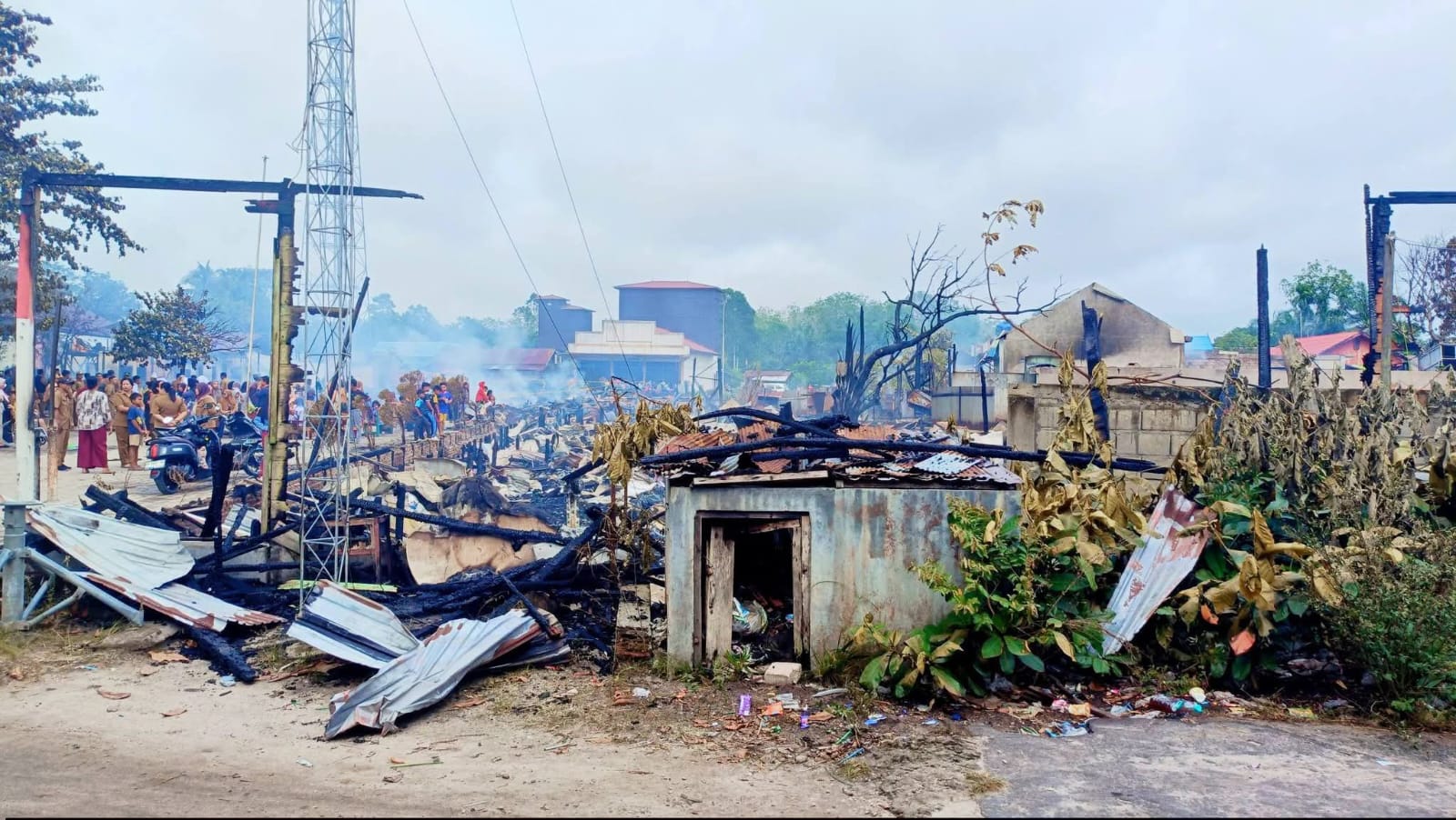 Puing kebakaran di kawasan Pasar Kasongan, Kabupaten Katingan, meludeskan bangunan rumah, kios hingga sekolah.