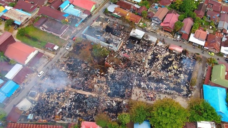 Kebakaran hebat melanda kawasan permukiman padat penduduk di area Pasar Kasongan Lama, Kabupaten Katingan, Minggu (25/1/2026) malam hingga Senin (26/1/2026) dini hari.