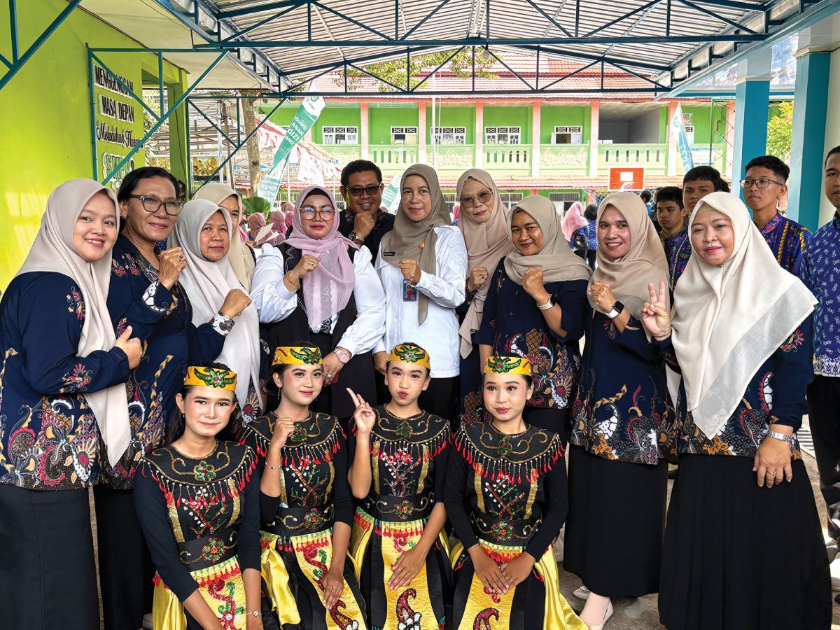 FOTO BERSAMA: Wabup Kotim Irawati didampingi Plt Kepala Disdik Kotim Yolanda Lonita Fenisia bersama para guru dan pelajar saat kegiatan di SMPN 1 Sampit, belum lama tadi. FOTO: DOK.YUNI/RADAR SAMPIT