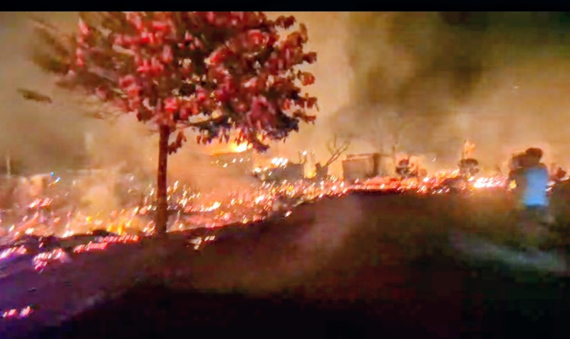 Tangkapan layar video tim penyelamat, atas kebakaran yang melanda Pasar Kasongan, Kabupaten Katingan, Minggu (25/1) malam.