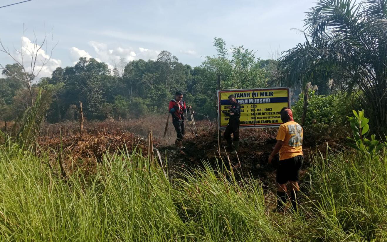Kebakaran lahan di Jalan Jenderal Sudirman Kilometer 30, Minggu (25/1/2026).
