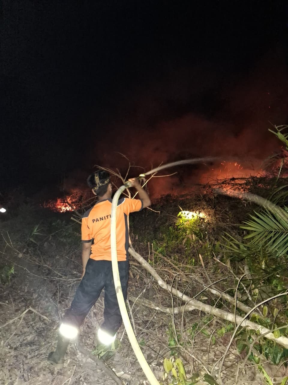 Tim gabungan melakukan pemadaman lahan di samping Gereja HKBP Nanga Bulik, Minggu malam (25/1).