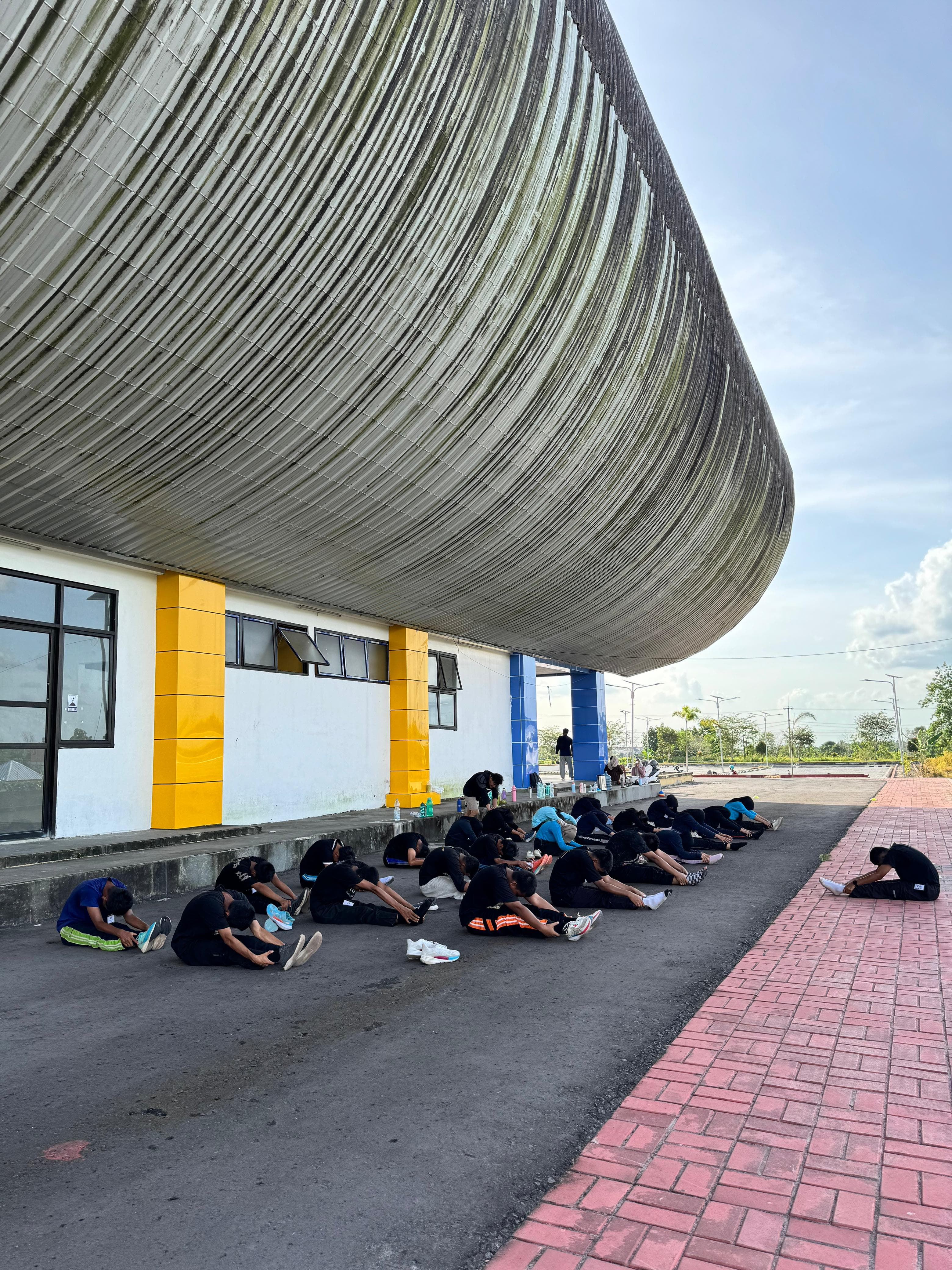 Para pemain drumband tampak sedang latihan di Sport Center Pangeran Ratu Alamsyah Pangkalan Bun.