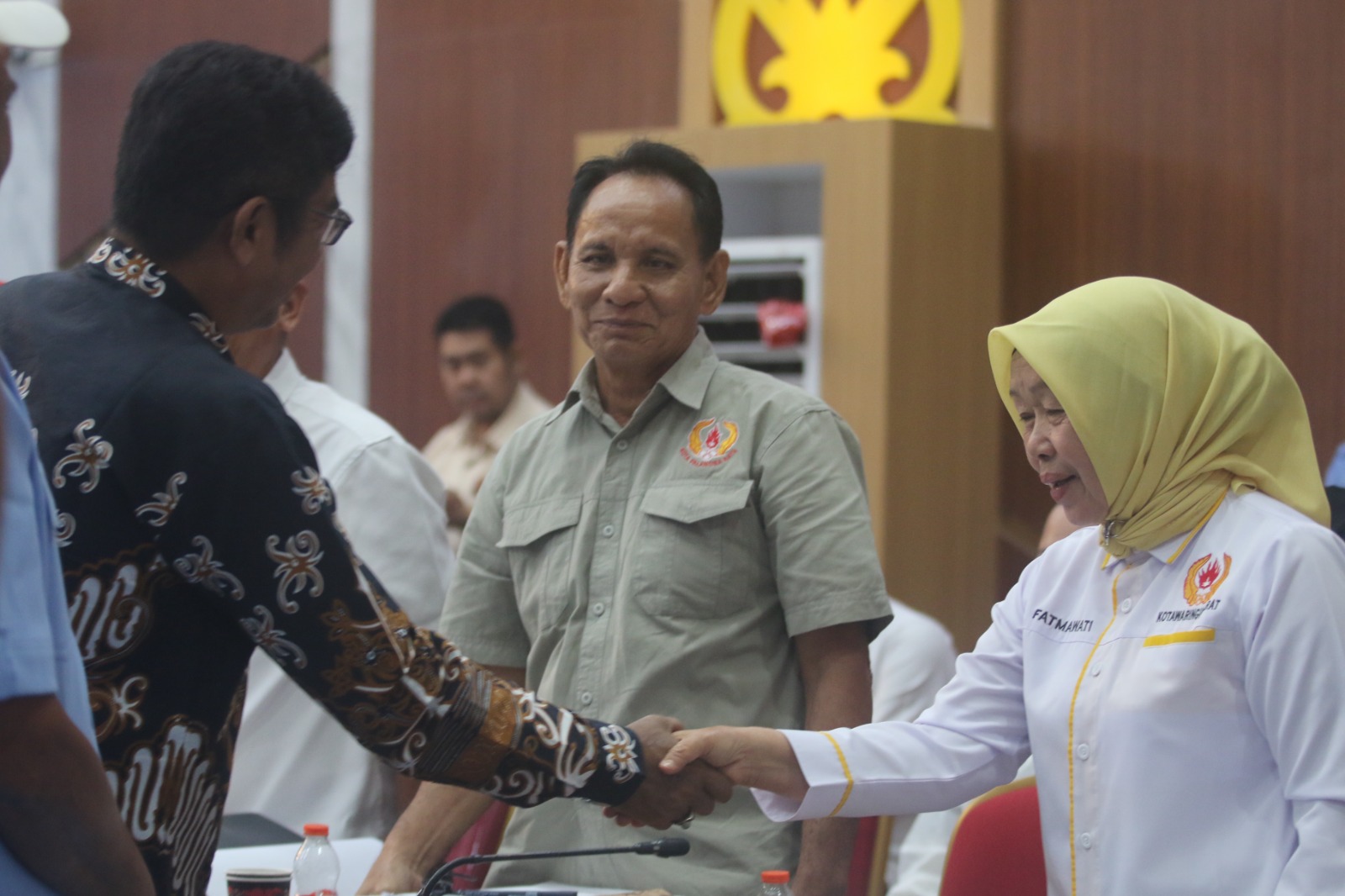 Ketua KONI Kobar Hj Fatmawati menghadiri Chef De Metting I di aula KONI Provinsi Kalteng.