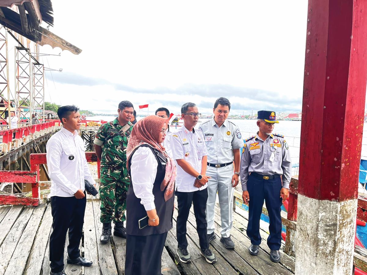 TINJAU: Camat Seranau Dwi Kushendro mendampingi Wabup Kotim Irawati meninjau kondisi dermaga penyeberangan Seranau - Sampit. FOTO: KECAMATAN SERANAU/RADAR SAMPIT
