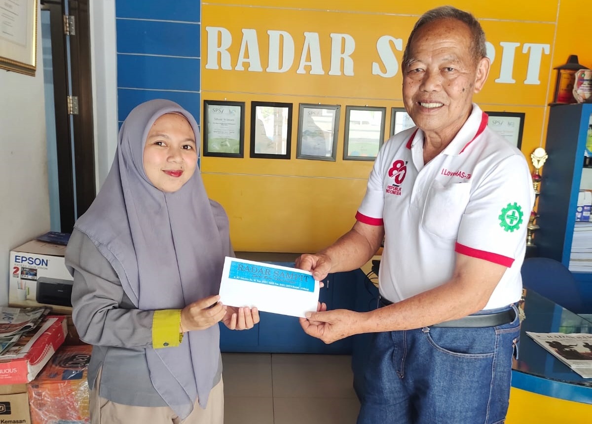 SUPPORT: Penyerahan dukungan sponsor dari PT Sukajadi Sawit Mekar kepada panitia Radar Sampit E-Sport Cup Tahun 2026.