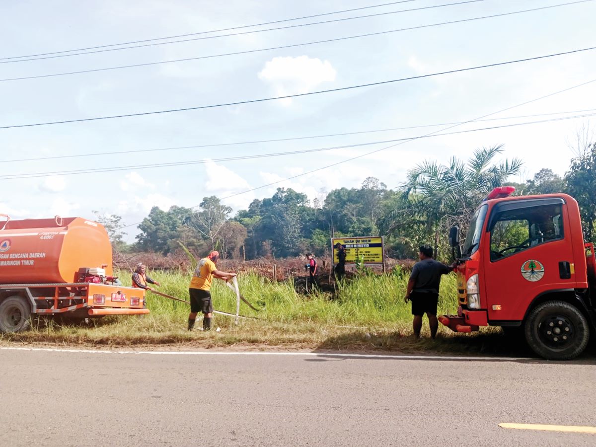 PEMADAMAN: BPBD Kotim mengerahkan personel dan armada truk tangka yang digunakan untuk penanggulangan Karhutla. FOTO: BPBD KOTIM/RADAR SAMPIT
