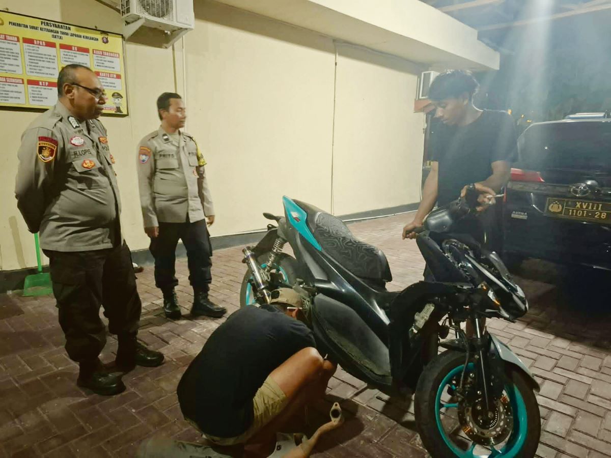 DIAMANKAN : Polsek Bukit Batu Polresta Palangka Raya menindak pengendara sepeda motor yang menggunakan knalpot brong. FOTO: IST/RADAR SAMPIT