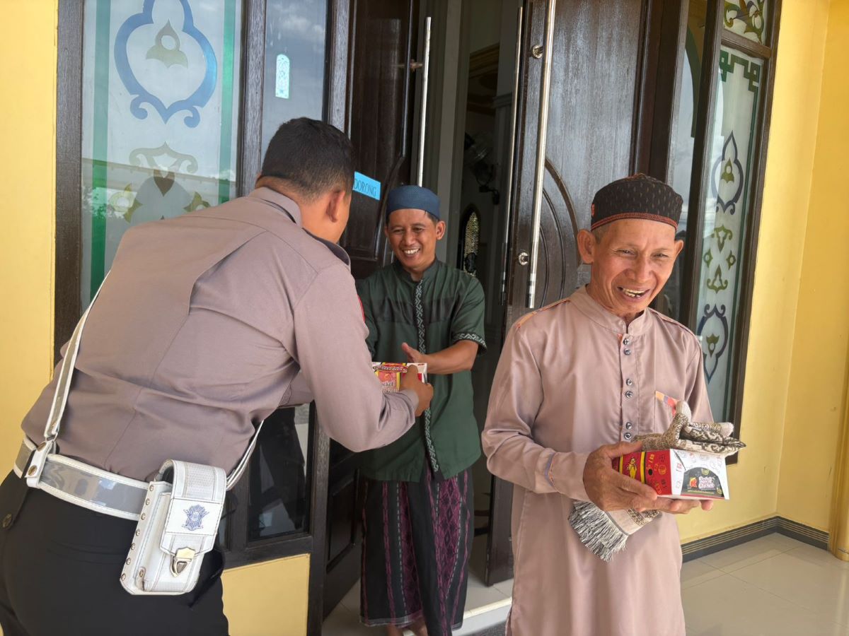 MAKAN GRATIS : Polantas Polres Kotim membagikan makanan gratis ke masyarakat, Selasa (27/1/2026). FOTO: POLRES KOTIM/RADAR SAMPIT