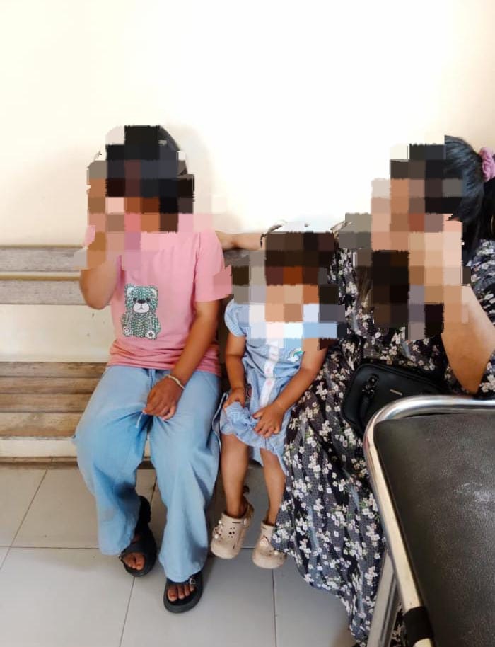 DIDAMPINGI: Dua anak almarhumah Hetty Noviani (29), saat bersama kerabatnya.