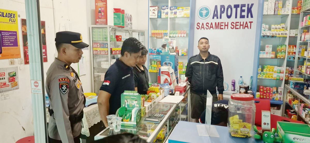 OLAH TKP: Petugas Polresta Palangka Raya saat mendatangi lokasi pencurian.