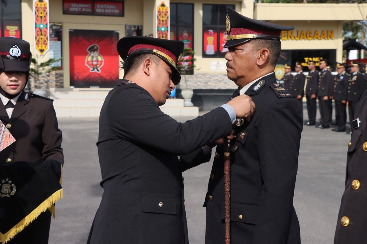 PENGHARGAAN : Kapolres Kotim AKBP Resky Maulana Zulkarnain menyematkan tanda penghargaan kepada personel yang mengabdi 33 tahun. FOTO: POLRES KOTIM/RADAR SAMPIT