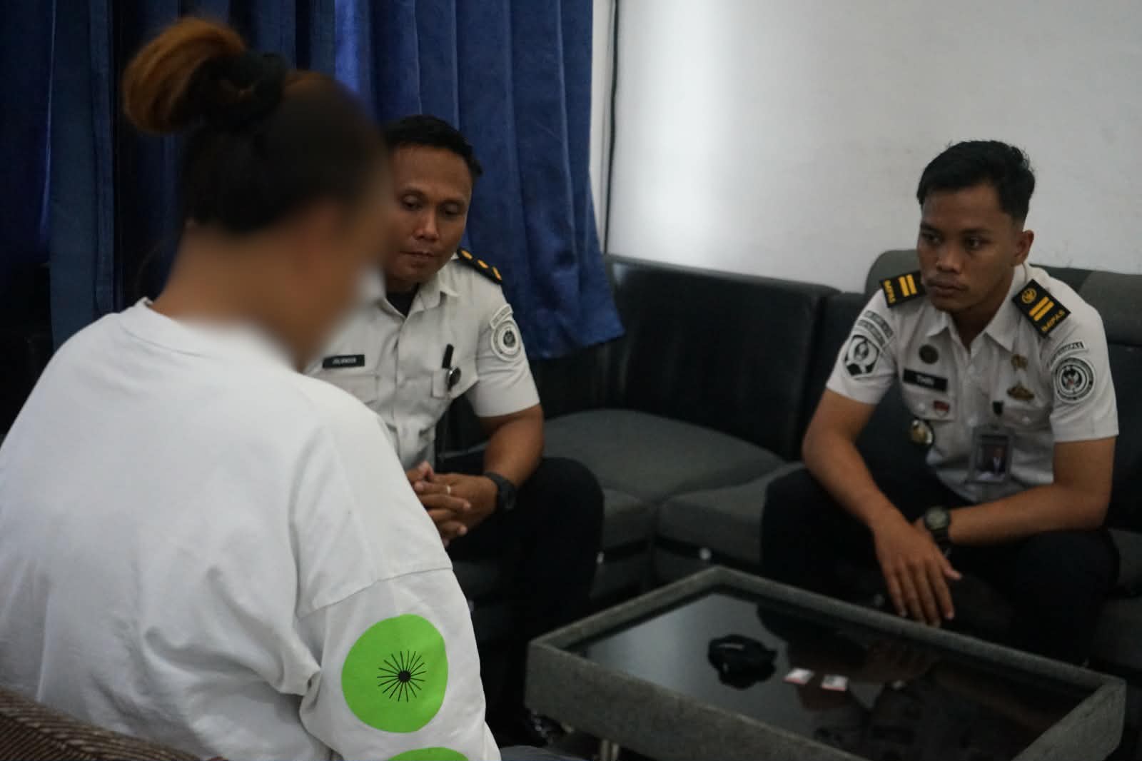 Arbainah ketika diinterogasi petugas, setelah gagal menyelundupkan narkotika jenis sabu untuk suaminya di dalam Rutan Kelas IIA Palangka Raya, Selasa (27/1).