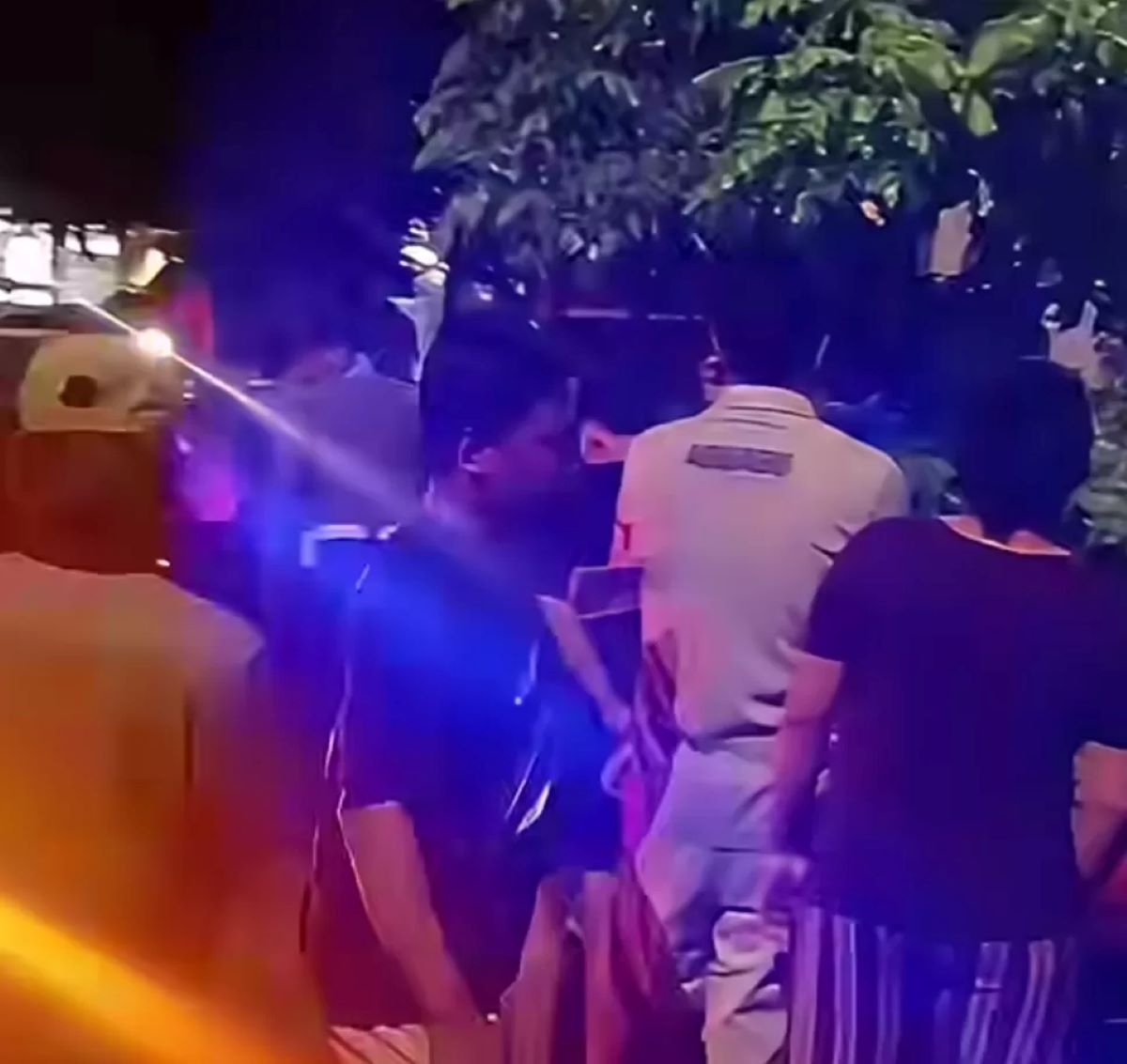 CEK TKP: Polisi mendatangi lokasi kejadian penusukan pacar di Ketintang PTT Surabaya. FOTO: IST/RADAR SURABAYA